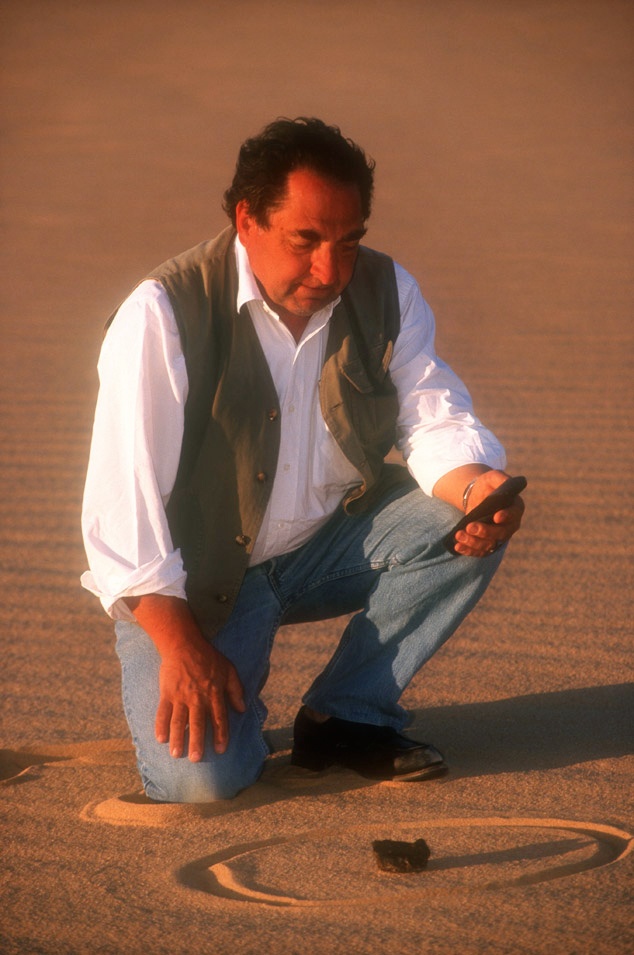Alain Carion découvre une météorite dans le désert Libyque